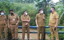 Wali Kota Manado Andrei Angouw bersama sejumlah pejabat Pemkot Manado meninjau anak sungai di Kelurahan Taas. (Foto:Istimewa)