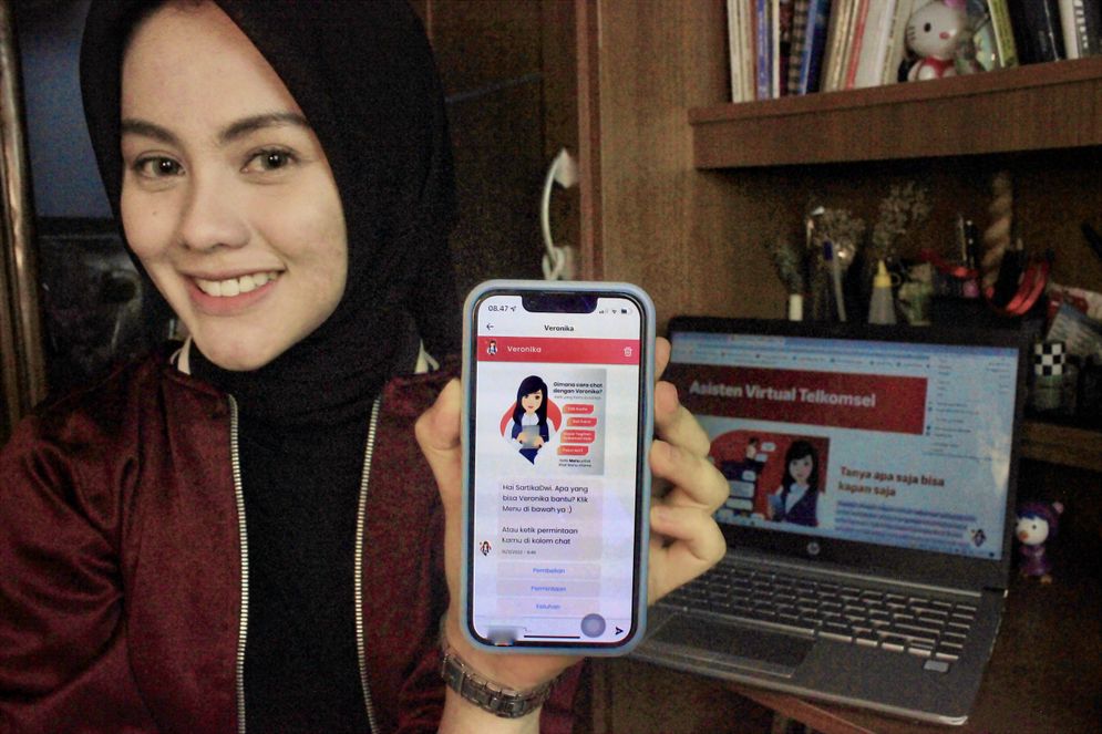 Veronika adalah layanan digital berbasis chatting untuk memberikan kemudahan bagi pelanggan, layanna secara virtual ini untuk menjawab berbagai permintaan informasi seputar produk dan layanan Telkomsel dari pelanggan kapan pun dan di mana pun.