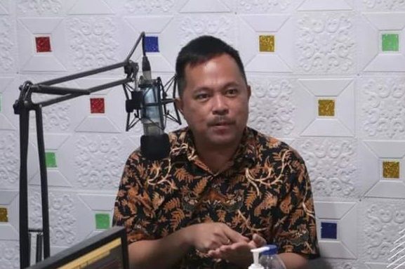 Wakil Wali Kota Manado, Ricihard Sualang saat menjadi narasumber di Radio Sumber Kasih Manado. (Foto:Istimewa)