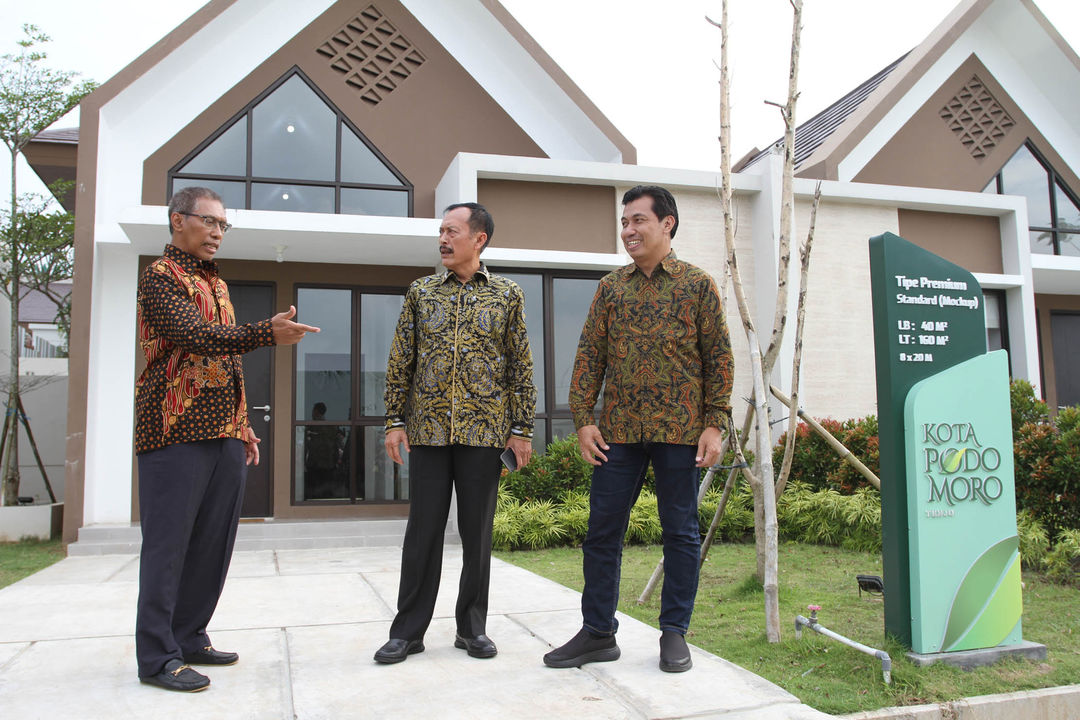 Vice President Director PT Agung Podomoro Land Noer Indradjaja (tengah), Direktur Utama
PT Fajar Mitra Krida Amir Jatmiko (kiri), Executive Vice President PT Telkom Regional 2
Mohammad Salsabil (kanan) berbincang di depan rumah contoh Standard Premium Kota
Podomoro Tenjo usai Seremonial Kerja Sama Infrastruktur dan Pengelolaan Jaringan Akses
Broadband Kota Podomoro Tenjo, di Marketing Gallery Kota Podomoro Tenjo, Jumat 1 April 2022. Foto : Panji Asmoro/TrenAsia