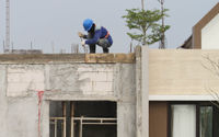 Nampak sejumlah pekerja proyek tengah mengerjakan pambangunan di perumahan Podomoro Tenjo, Jumat 1 April 2022. Foto : Panji Asmoro/TrenAsia