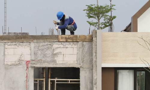 Nampak sejumlah pekerja proyek tengah mengerjakan pambangunan di perumahan Podomoro Tenjo, Jumat 1 April 2022. Foto : Panji Asmoro/TrenAsia