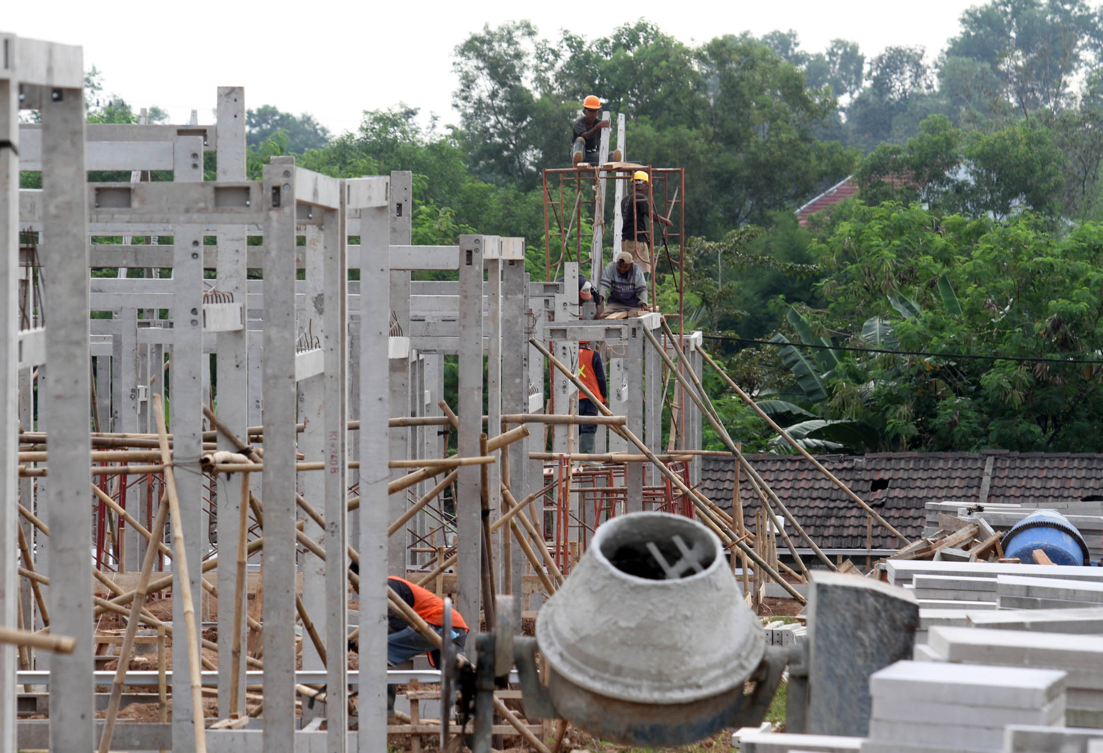 Nampak sejumlah pekerja proyek tengah mengerjakan pambangunan di perumahan Podomoro Tenjo, Jumat 1 April 2022. Foto : Panji Asmoro/TrenAsia