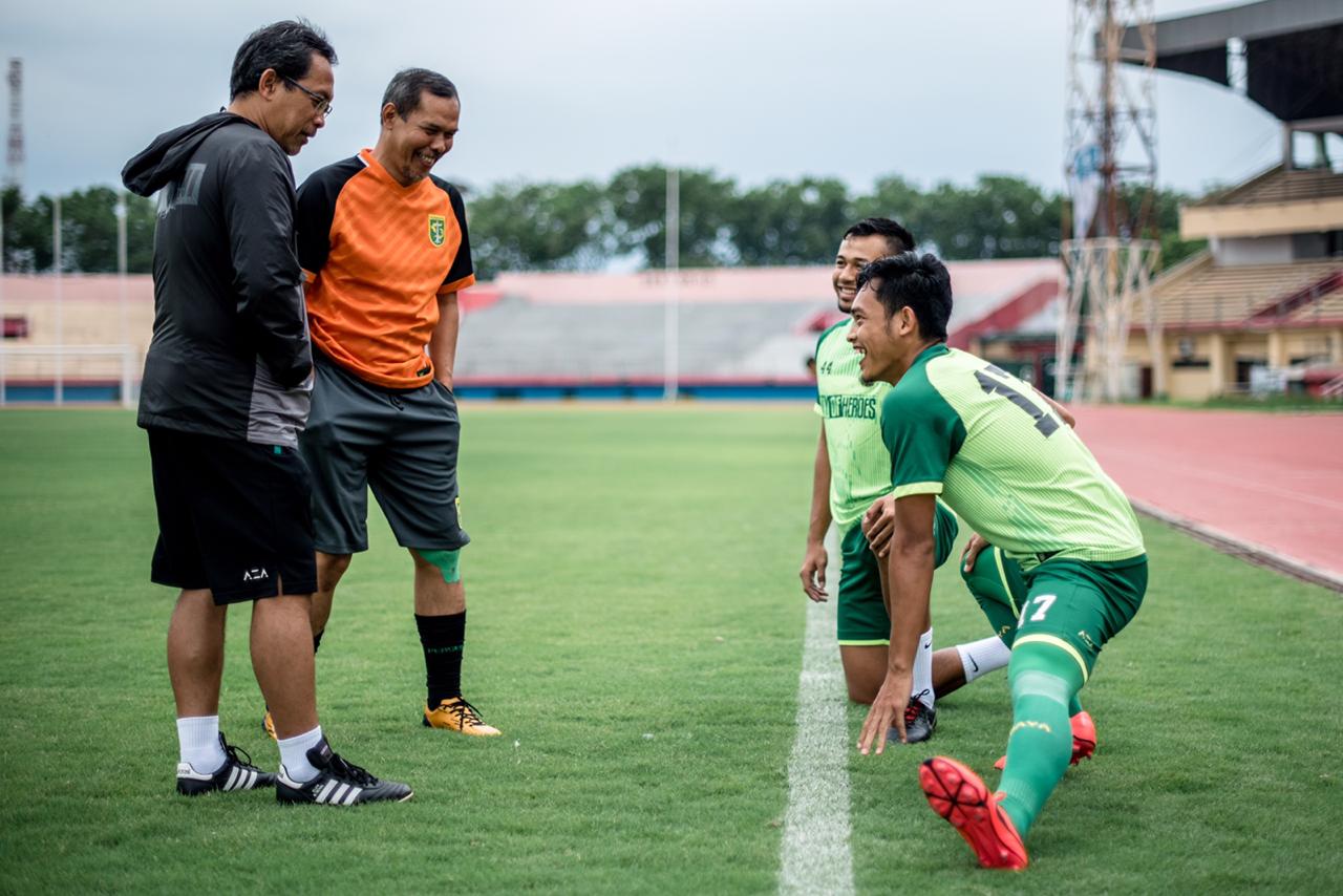 Aji Santoso dan asisten pelatih Mustaqim mengawasi anak asuhnya berlatih