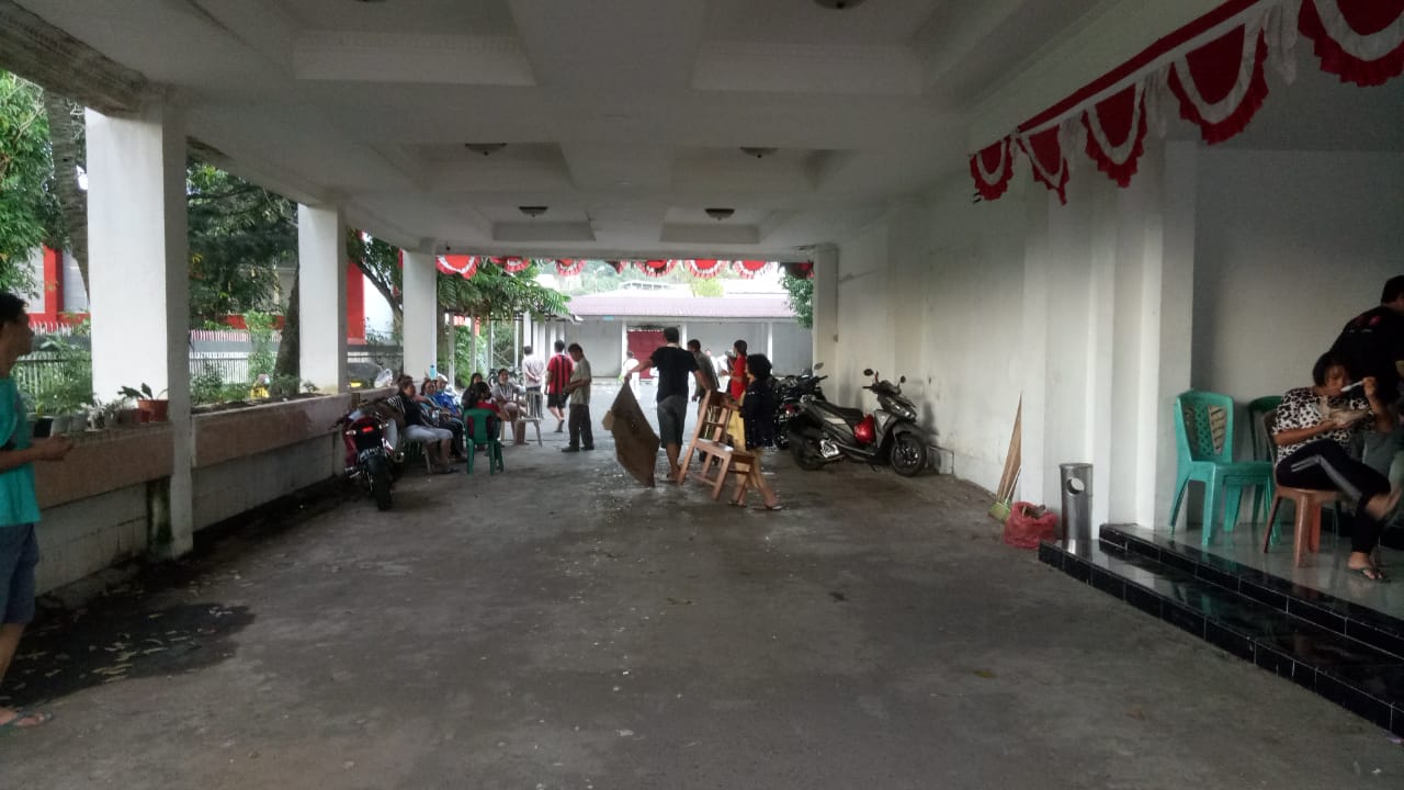 Warga eks Rusunawa duduki gedung DPRD Kota Manado. (Foto:Mike)
