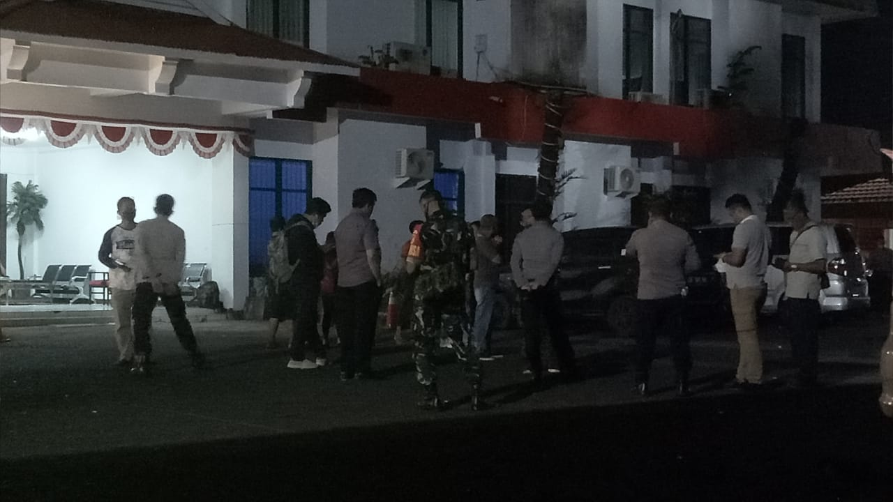 Sejumlah aparat kepolisian melakukan penjagaan di gedung DPRD Kota Manado. (Foto:Mike)