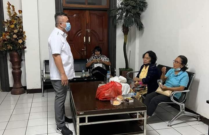 Anggota DPRD Kota Manado, Ridwan Marlian berdialog dengan warga eks Rusunawa. (Foto:Istimewa)