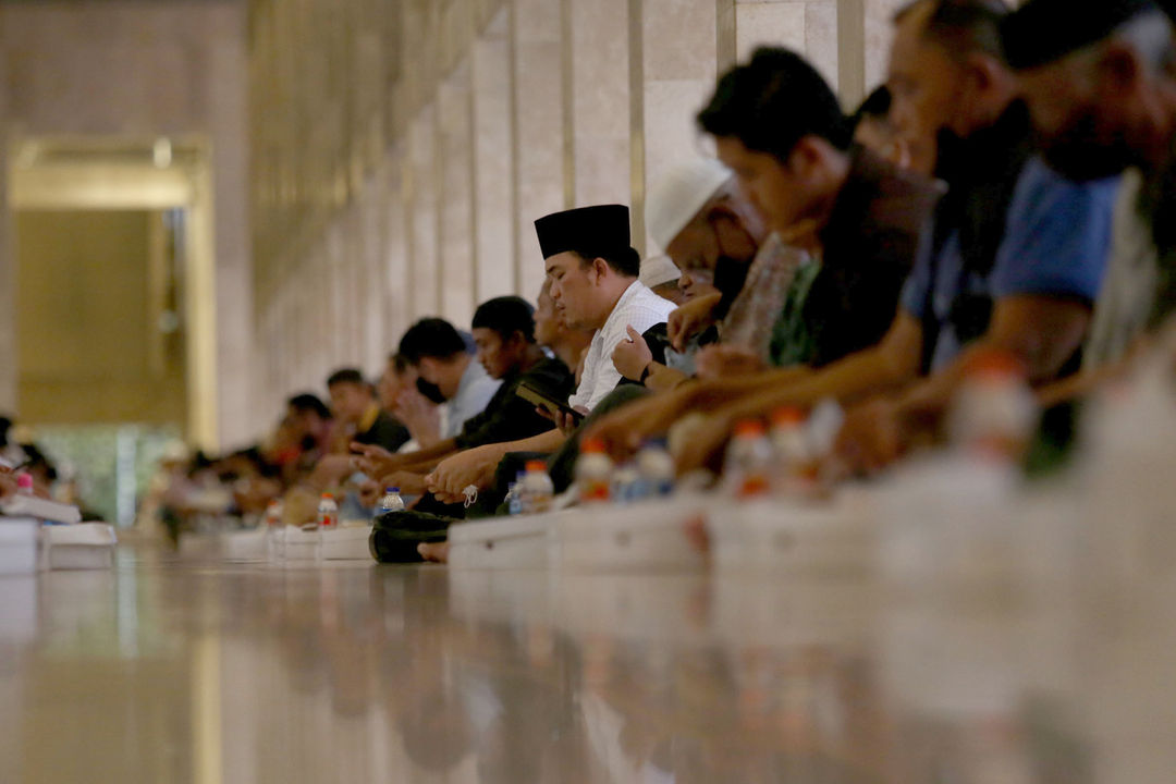 Umat muslim bersiap mengikuti buka puasa bersama di aula Masjid Istiqlal, Jakarta, Selasa, 5 April 2022. Foto: Ismail Pohan/TrenAsia