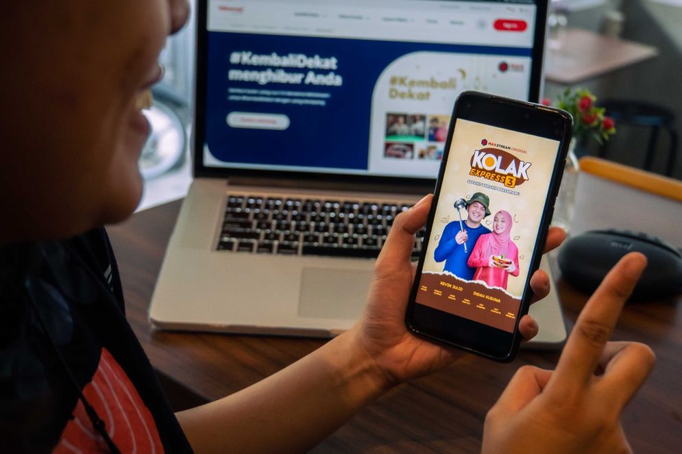 Telkomsel melalui platform video MAXstream, mempersembahkan sebuah konten orisinal berjudul Kolak Express 3 The Series, sebuah serial drama komedi romantis bernuansa religi yang diadaptasi dari mobile game lokal.