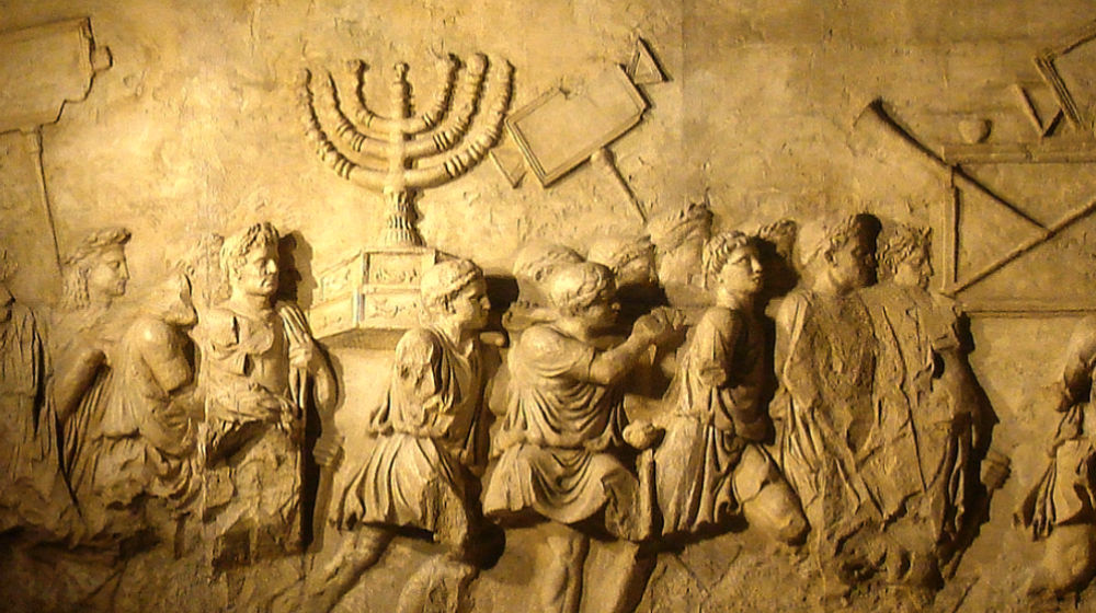 Ukiran di Arch of Titus yang menggambarkan pasukan Romawi yang membawa menorah dari kuil suci Yahudi, The Second Temple.