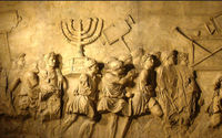 Ukiran di Arch of Titus yang menggambarkan pasukan Romawi yang membawa menorah dari kuil suci Yahudi, The Second Temple.