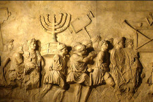 Ukiran di Arch of Titus yang menggambarkan pasukan Romawi yang membawa menorah dari kuil suci Yahudi, The Second Temple.
