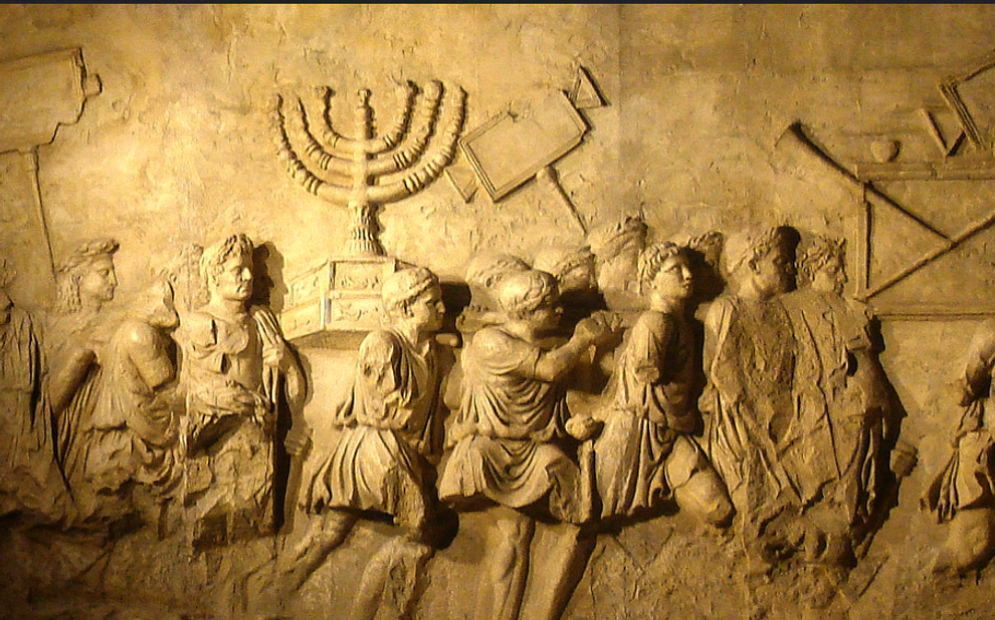 Ukiran di Arch of Titus yang menggambarkan pasukan Romawi yang membawa menorah dari kuil suci Yahudi, The Second Temple.