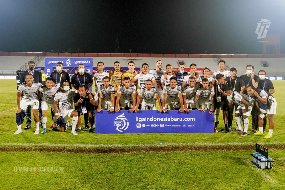 Para pemain Bali United merayakan juara kompetisi BRI Liga 1 musim 2021-2022.jpg