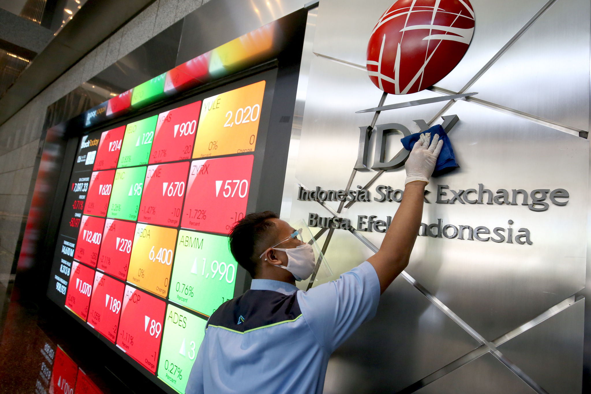 Karyawan beraktivitas di dekat layar monitor pergerakan indeks harga saham gabungan (IHSG) di kantor Bursa Efek Indonesia (BEI) Jakarta, Rabu, 6 April 2022. Foto: Ismail Pohan/TrenAsia