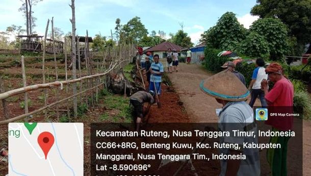 Bersama Warga, Aparat Desa Benteng Kuwu Bersihkan Bahu Jalan dan Buat Saluran Air