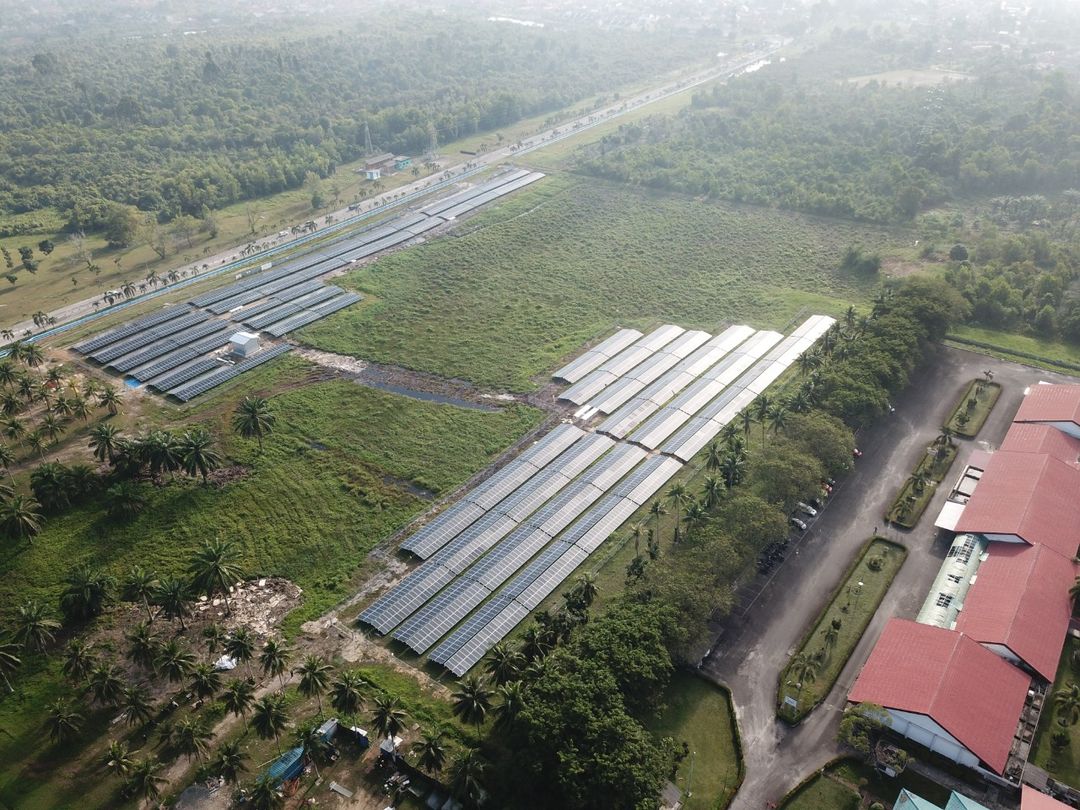 PLTS Kilang Dumai menambah daftar kilang Pertamina yang melakukan konversi ke penggunaan energi listrik ramah lingkungan. Tahun lalu PLTS dengan kapasitas terpasang 1,34 MW telah beroperasi di area Kilang Cilacap.