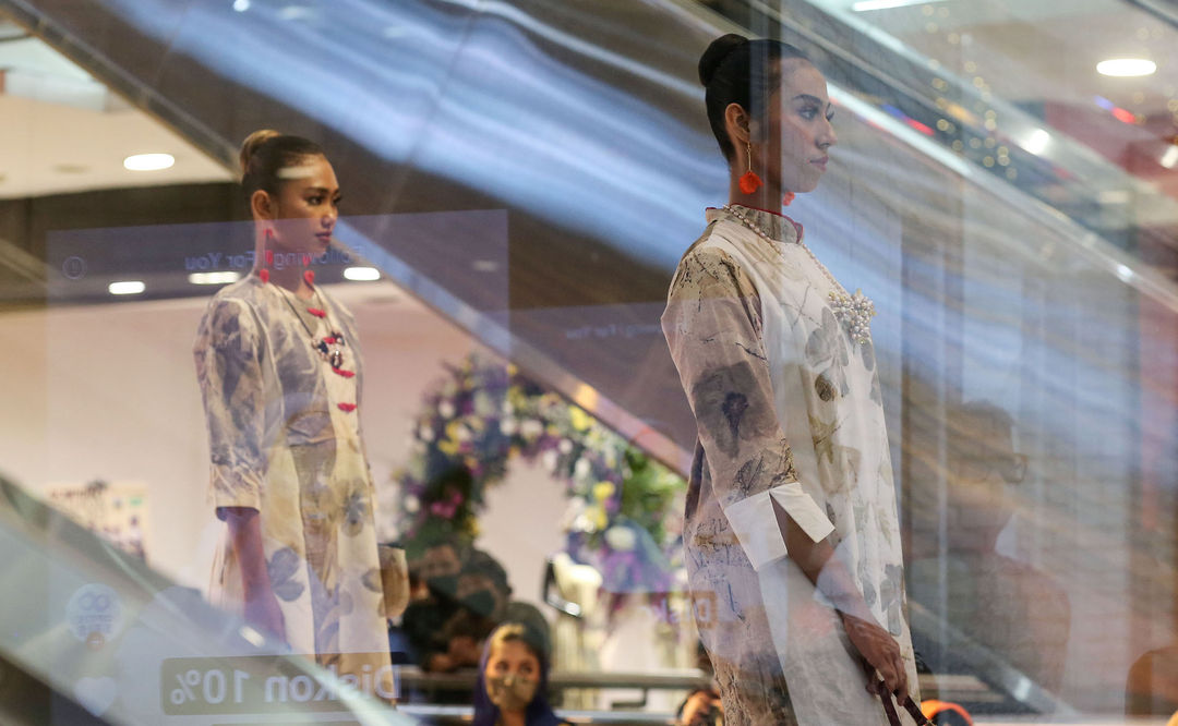 Nampak sejumlah model tengah memperagakan koleksi busana dalam pembukaan Ecoprint Fashion Week 2022  berlangsung di The Plaza Semanggi mulai 6 - 10 April 2022. Foto : Panji Asmoro/TrenAsia