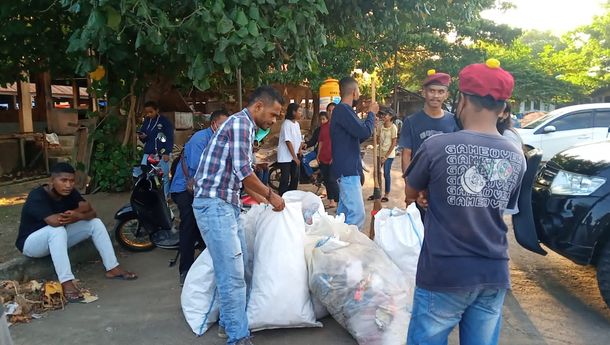 DPC PMKRI Cabang Maumere Gelar Bakti Sosial di Pasar Alok, Kota Uneng