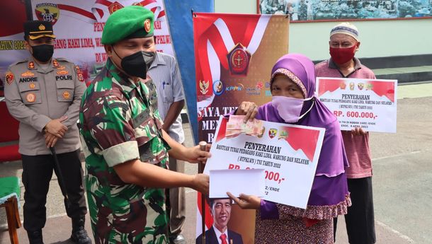 Salurkan Bantuan Bagi UMKM, Dandim 1602 Ende Upaya Pemerintah Atasi Masalah Ekonomi di Tengah Pandemi