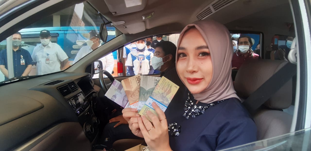Masyarakat merasa diuntungkan dengan layanan penukaran uang drive thru yang dilakukan BI Jatim.