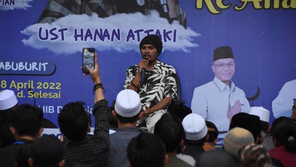 Konser Langit Kampus IIB Darmajaya, Ustadz Hannan Attaki Ajak Anak Muda Lampung Hijrah