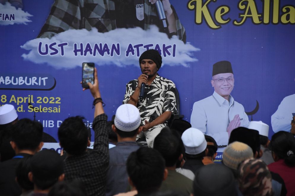 Ustadz Hannan Attaki mengawali Safari Ramadan dalam Konser Langit mengajak generasi muda Islam Lampung hijrah di bulan Ramadan.