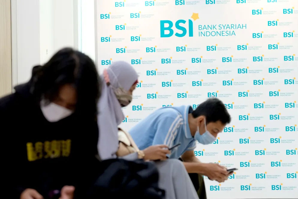 Nasabah mengantre untuk melakukan transaksi di kantor cabang Bank Syariah Indonesia (BRIS) Jakarta Hasanudin, Jakarta, Rabu, 17 Februari 2021