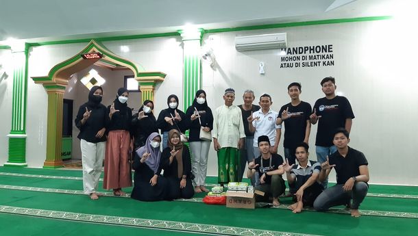 Tebar Manfaat, FKPPIB Bersih-Bersih Masjid dan Berbagi Takjil