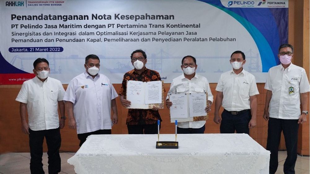 penandatanganan Nota Kesepahaman tentang sinergitas dan integrasi dalam optimalisasi kerja sama pelayanan jasa pemanduan dan penundaan kapal, pemeliharaan dan penyediaan peralatan pelabuhan antara PTK dan Pelindo.jpg