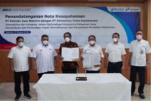 penandatanganan Nota Kesepahaman tentang sinergitas dan integrasi dalam optimalisasi kerja sama pelayanan jasa pemanduan dan penundaan kapal, pemeliharaan dan penyediaan peralatan pelabuhan antara PTK dan Pelindo.jpg