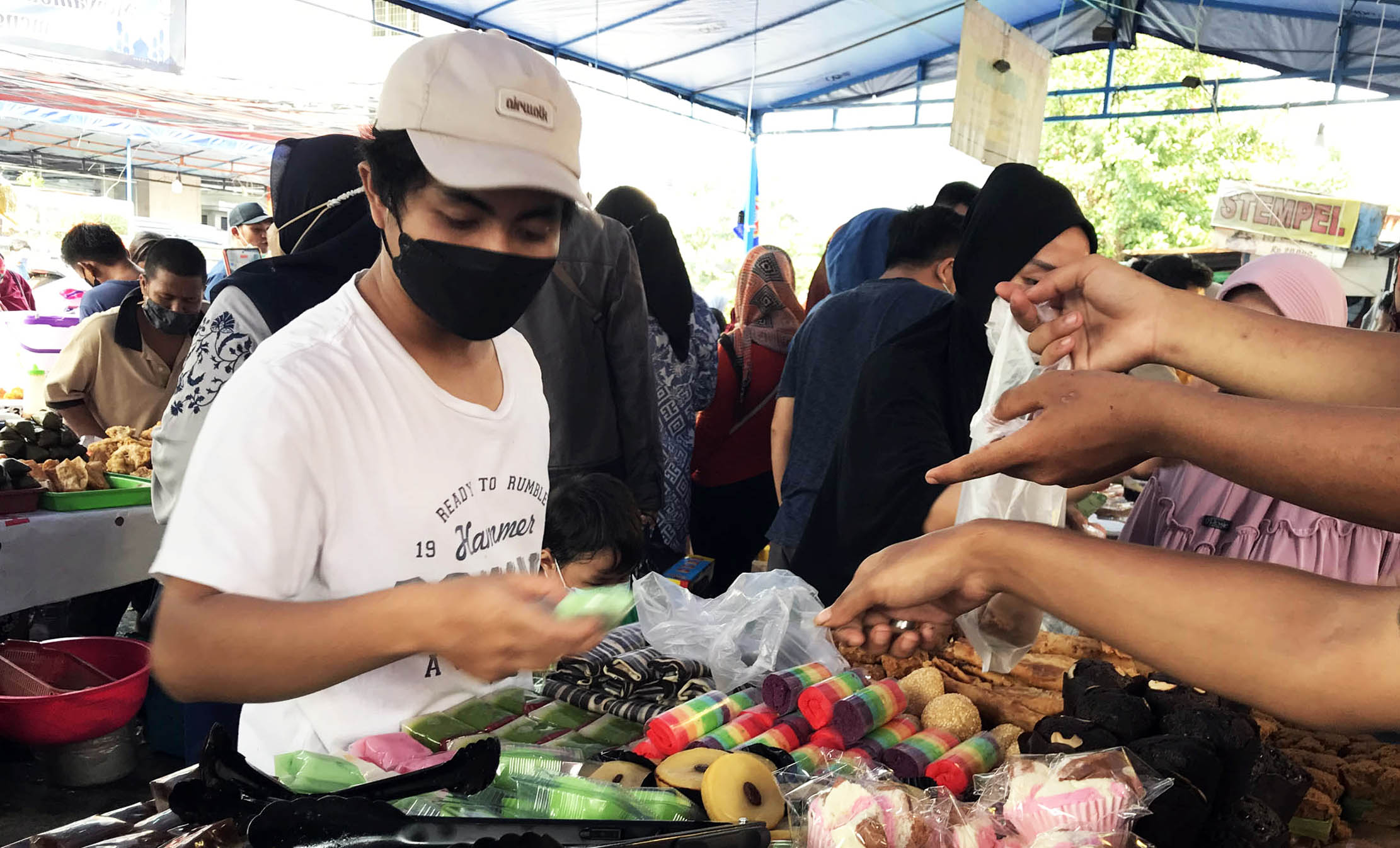 Nampak sejumlah warga menyerbu bazar takjil Benhil yang menjual berbagai macam makanan menjelang waktu berbuka puasa, Minggu 10 April 2022. Foto : Panji Asmoro/TrenAsia