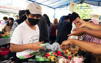 Nampak sejumlah warga menyerbu bazar takjil Benhil yang menjual berbagai macam makanan menjelang waktu berbuka puasa, Minggu 10 April 2022. Foto : Panji Asmoro/TrenAsia