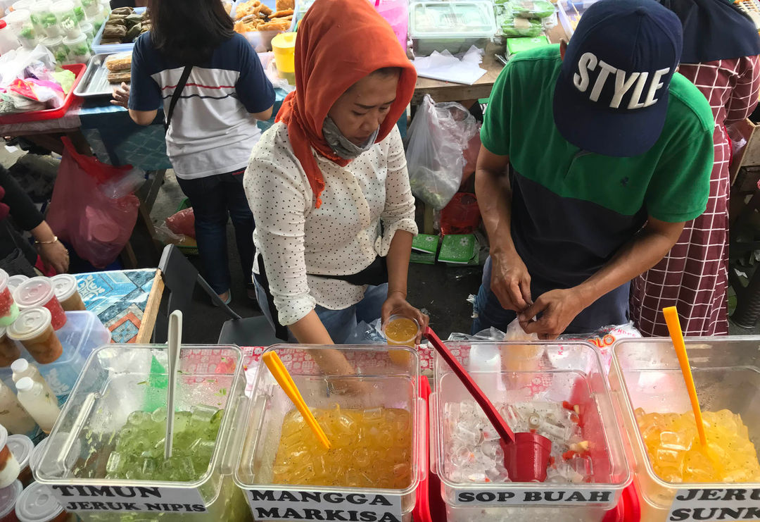 Nampak sejumlah warga menyerbu bazar takjil Benhil yang menjual berbagai macam makanan menjelang waktu berbuka puasa, Minggu 10 April 2022. Foto : Panji Asmoro/TrenAsia