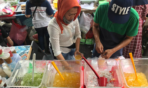 Nampak sejumlah warga menyerbu bazar takjil Benhil yang menjual berbagai macam makanan menjelang waktu berbuka puasa, Minggu 10 April 2022. Foto : Panji Asmoro/TrenAsia