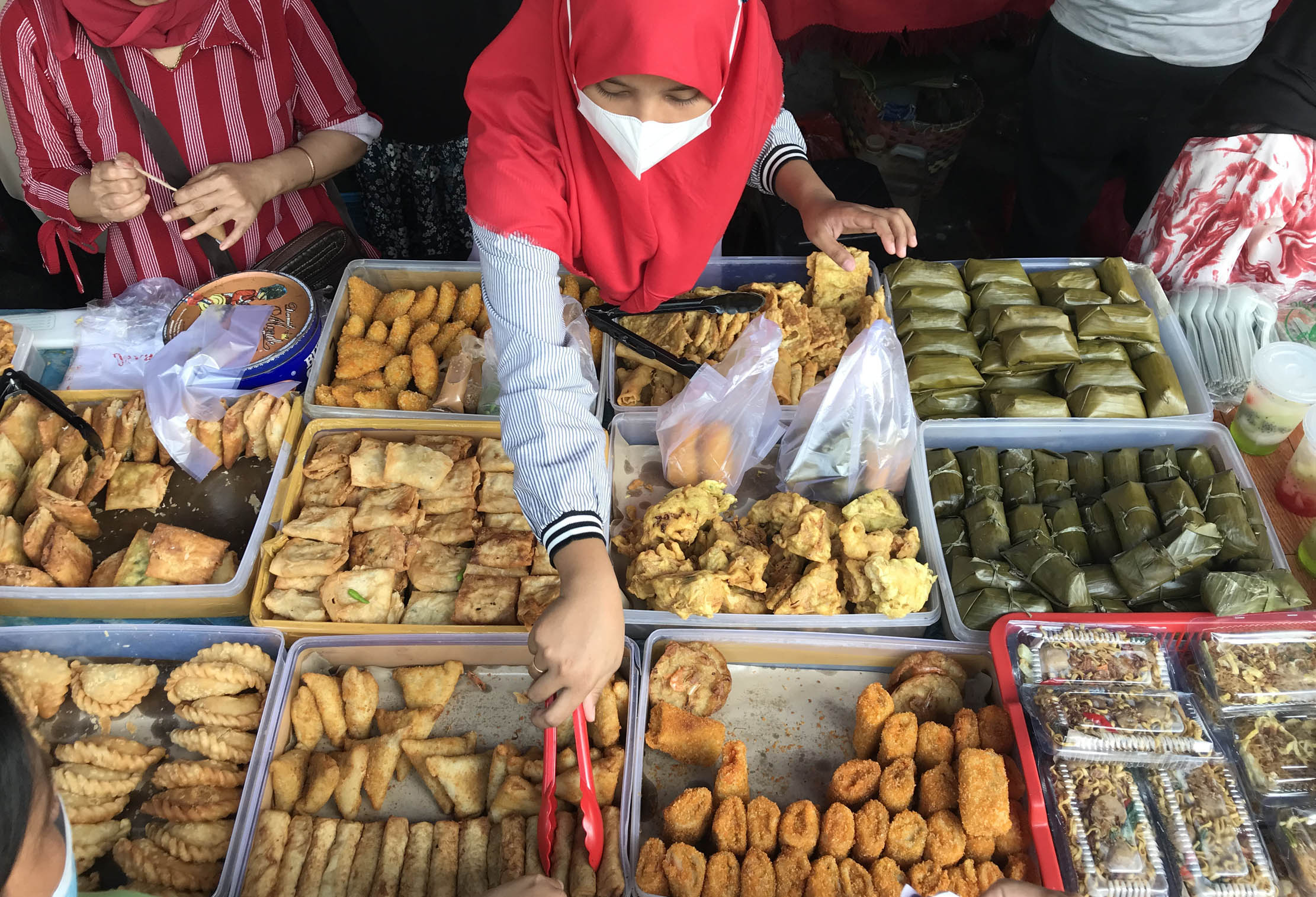 Nampak sejumlah warga menyerbu bazar takjil Benhil yang menjual berbagai macam makanan menjelang waktu berbuka puasa, Minggu 10 April 2022. Foto : Panji Asmoro/TrenAsia