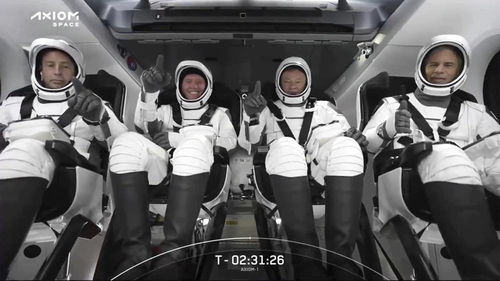 Pemberangkatan tiga pengusaha asal Kanada, Amerika, dan Israel yang melakukan perjalanan ke luar angkasa oleh SpaceX.
