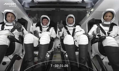 Pemberangkatan tiga pengusaha asal Kanada, Amerika, dan Israel yang melakukan perjalanan ke luar angkasa oleh SpaceX.