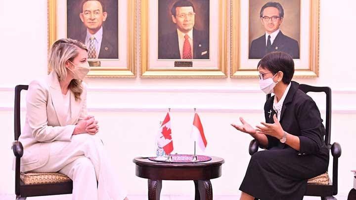 Menteri Luar Negeri Indonesia Retno Marsudi berbicara dengan Menteri Luar Negeri Kanada Melanie Joly dalam pertemuan mereka di Jakarta, Indonesia, 11 April 2022.
