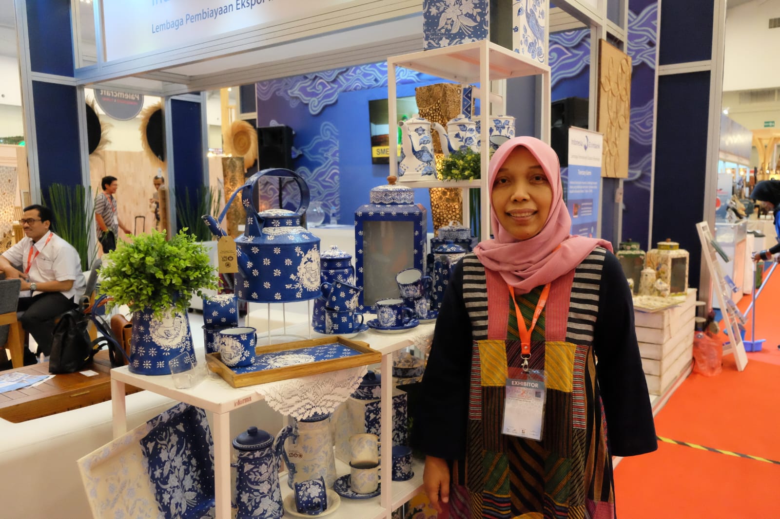 Eni Anjayani, pendiri UMKM Wastraloka sedang memamerkan produk kerajinan motif batik dalam pameran UMKM. 