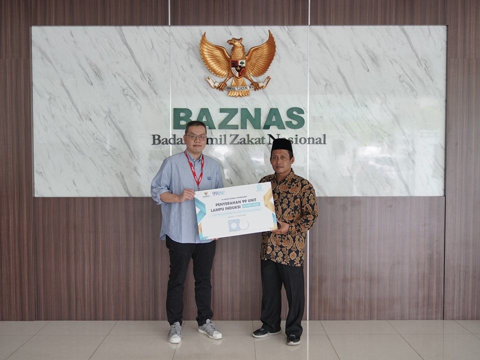 Penyerahan secara simbolis 99 lampu dari PT WOOK Global Technology kepada Badan Amil Zakat Nasional (BAZNAS), Senin (12/4/2022).