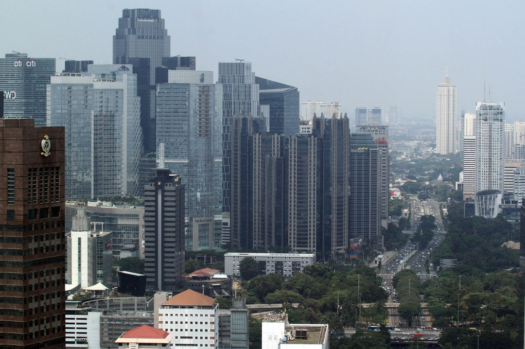 Nampak jajaran gedung-gedung perkantoran di kawasan Jakarta Pusat, Selasa 12 April 2022. Foto : Panji Asmoro/TrenAsia