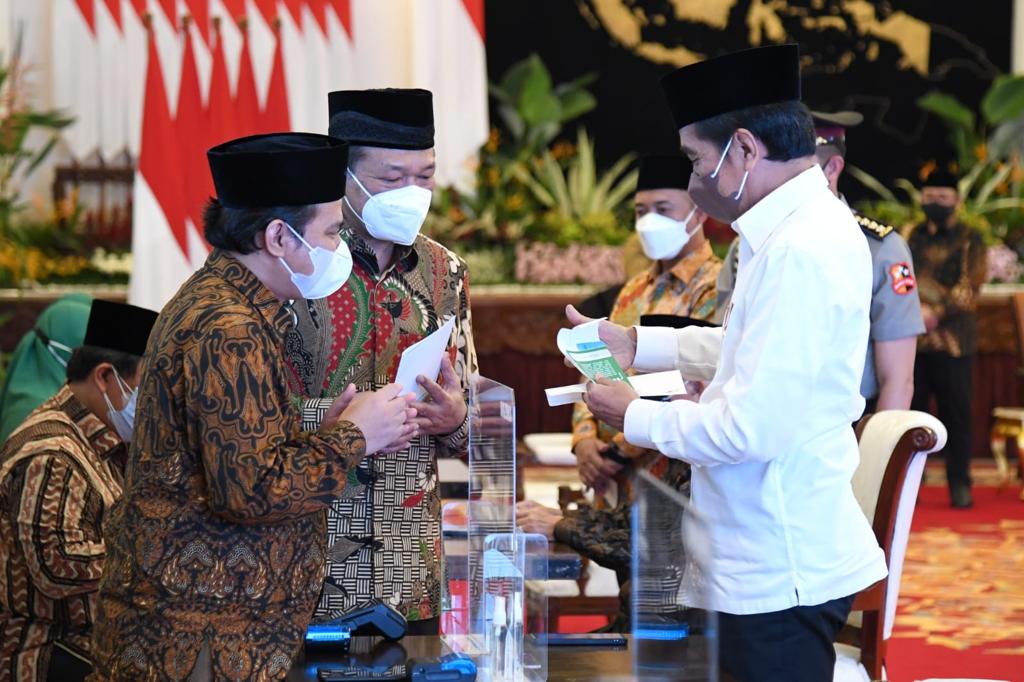 Presiden Jokowi menyerahkan zakat melalui Baznas, Selasa (12/04/2022), di Istana Negara, DKI Jakarta.