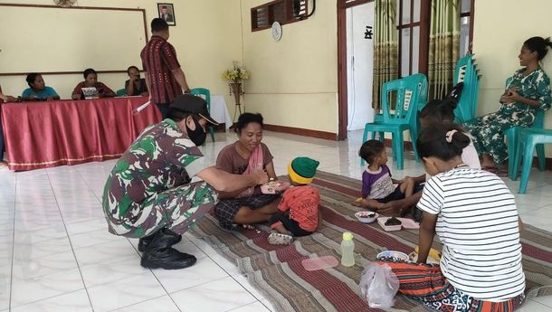 Babinsa Koramil 1603-01/Alok  Hadiri Kegiatan  PMT di Desa Watugong, Kecamatan Alok Timur, Sikka