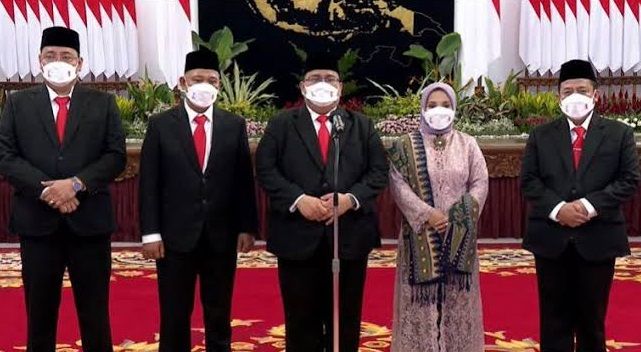 Herwyn Malonda bersama empat orang lainnya usai dilantik oleh Presiden Jokowi sebagai anggota Bawaslu RI. (Foto:Istimewa)