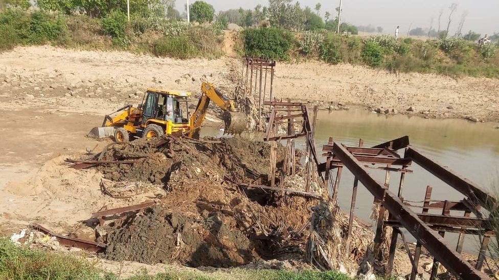 Pencurian sebuah jembatan besi tua di India yang nantinya dijual sebagai barang bekas.