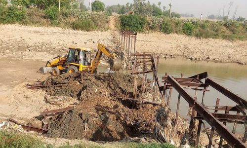 Pencurian sebuah jembatan besi tua di India yang nantinya dijual sebagai barang bekas.