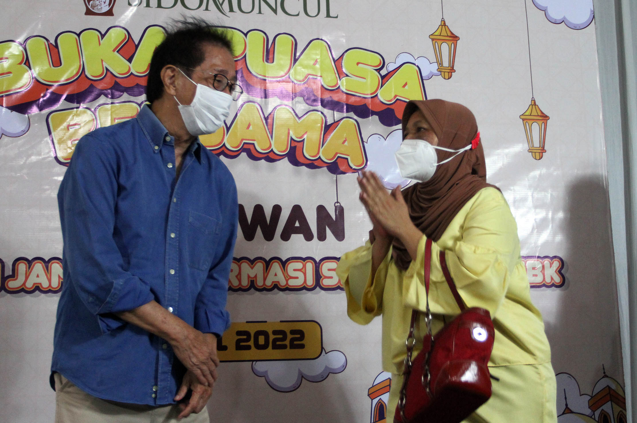 Direktur Sido Muncul Irwan Hidayat berbincang dengan salah satu pengurus panti asuhan saat acara buka bersama karyawan dan penyerahan bantuan untuk 1000 anak yatim di Jakarta 13 April 2022. Foto : Panji Asmoro/TrenAsia.