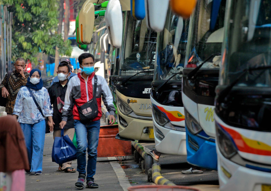 Nampak sejumlah pemudik yang berangkat lebih awal untuk antisipasi tidak mendapatkan tiket di Terminal Poris Plawad Kota Tangerang, Rabu 13 April 2022. Foto : Panji Asmoro/TrenAsia