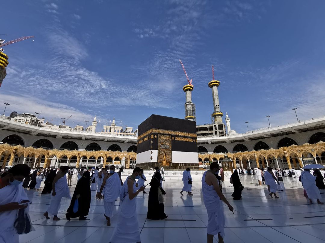 Jemaah haji sedang menjalankan prosesi ibadah haji disekitar Kabbah, Kota Mekah, Saudi Arabia pada musim haji . 